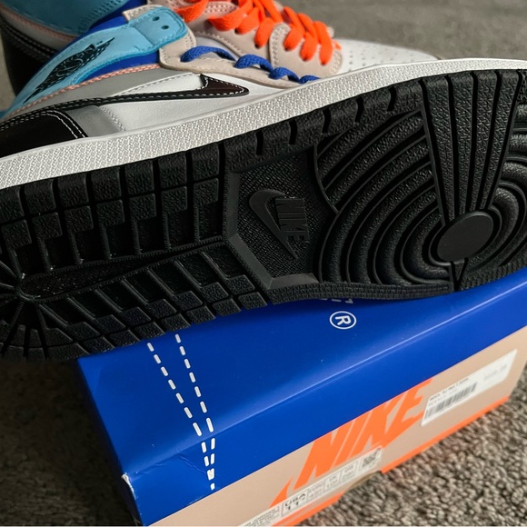 Air Jordan 1 Retro High OG - Picture 4 of 5